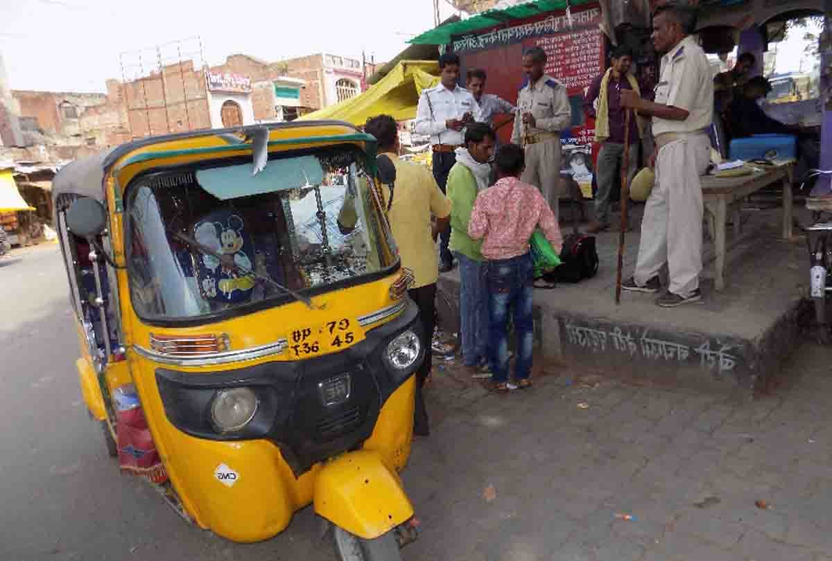 auto driver shows a symbol of honesty