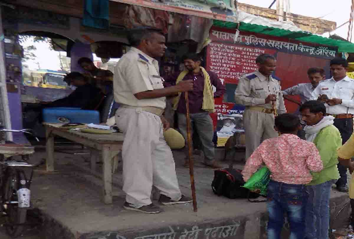 auto driver shows a symbol of honesty