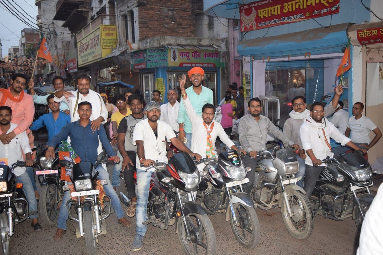 बाइक रैली निकालकर बताई सरकार की उपलब्धियां