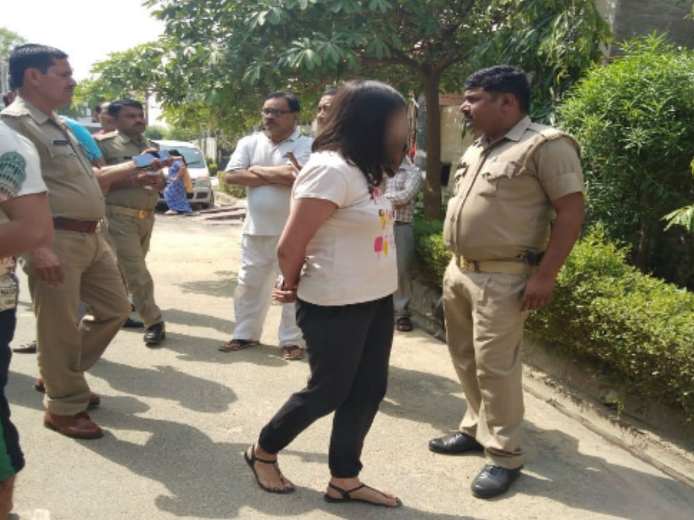 agra public high voltage drama after caught couple 
