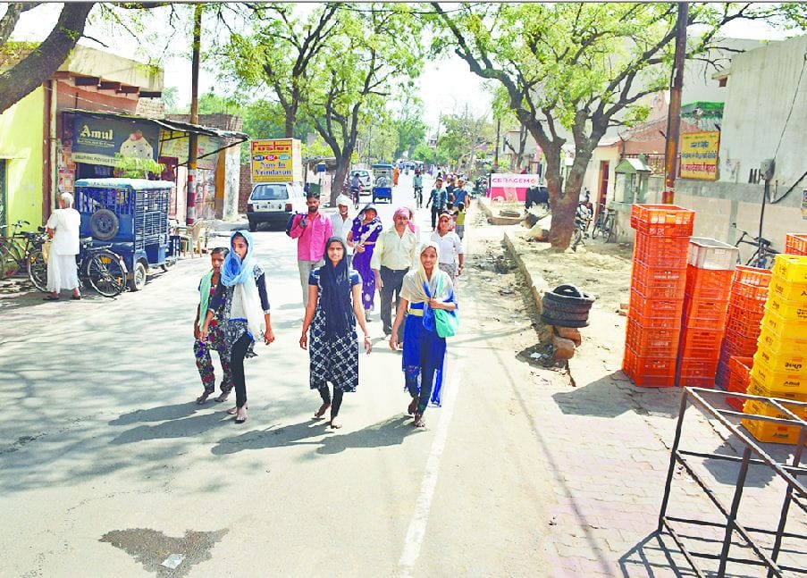 UP Police helping devotees during govardhan parikrama in mathura