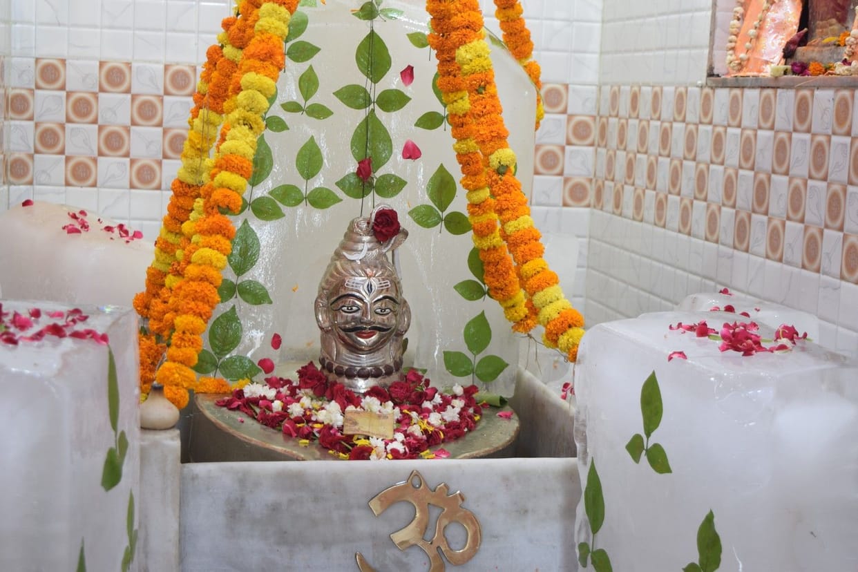 बाबा भोलेनाथ का फूलो से हुआ भव्य श्रृंगार