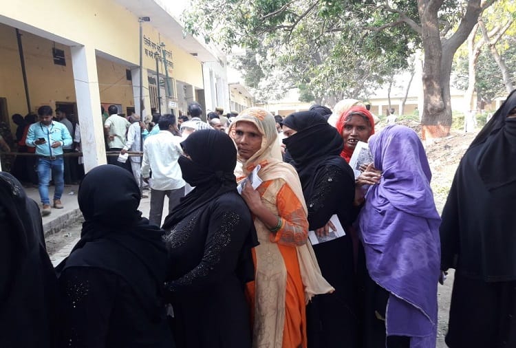 kairana and Noorpur byelection: 100 machines spoiled, SP blames BJP, see photos