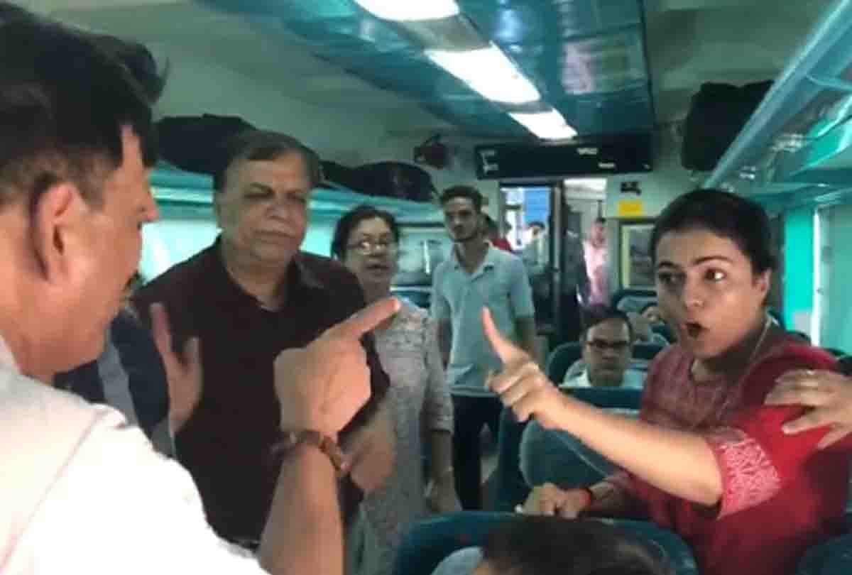 Passengers of Shatabdi Express angry in heat