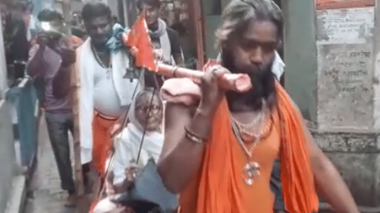 Son keep doing panchkroshi yatra his monther on shoulder in varanasi