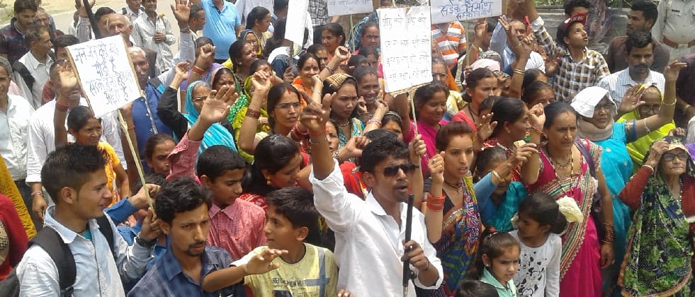 लालूरी सड़क निर्माण की मांग को लेकर ग्रामीणों ने निकाली विशाल आक्रोश रैली