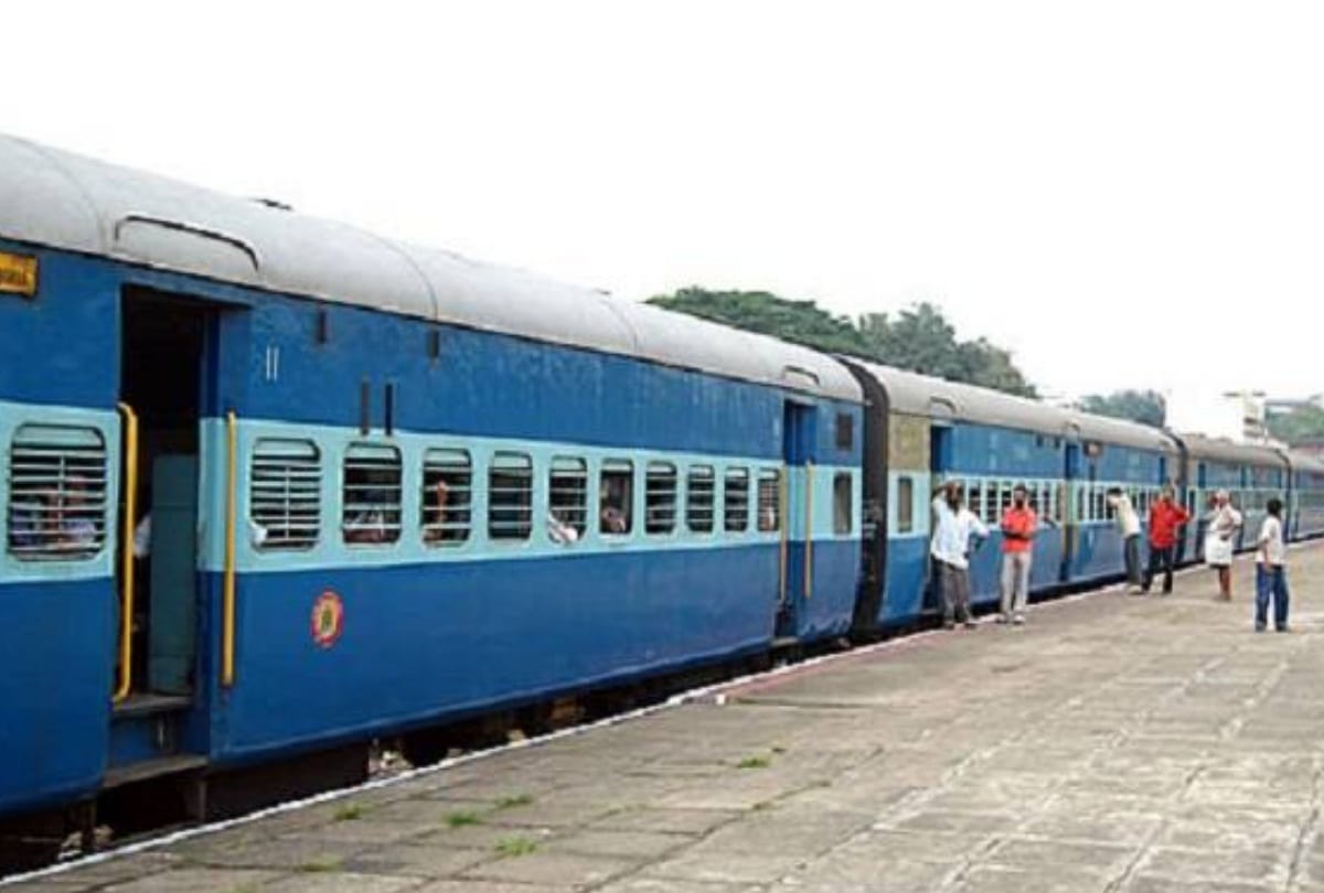 passengers bought ticket of lucknow to Mumbai in more the nine thousand rupees
