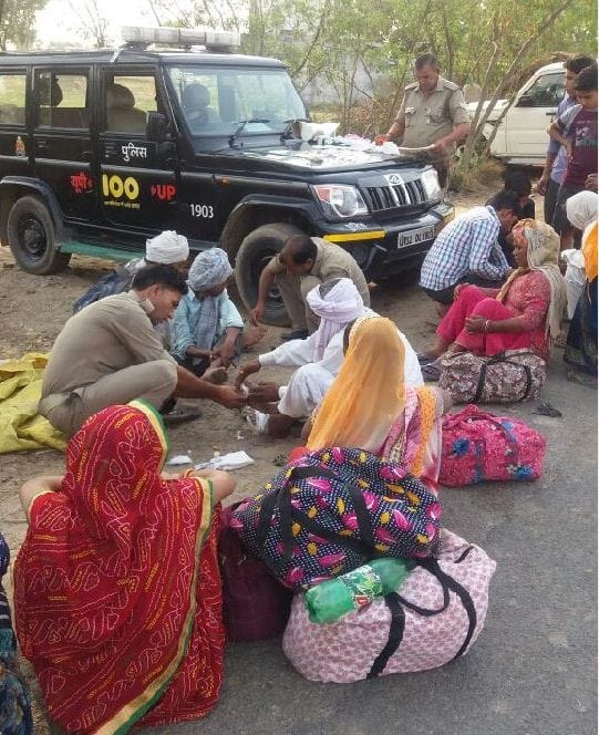 UP Police helping devotees during govardhan parikrama in mathura