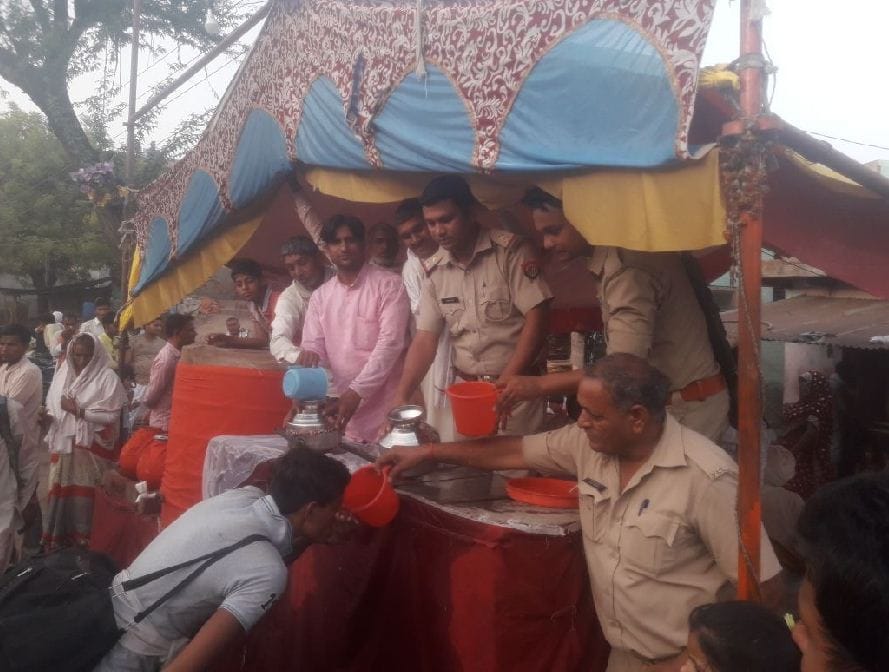UP Police helping devotees during govardhan parikrama in mathura