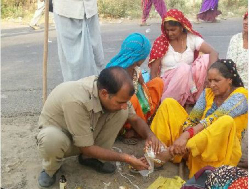 UP Police helping devotees during govardhan parikrama in mathura
