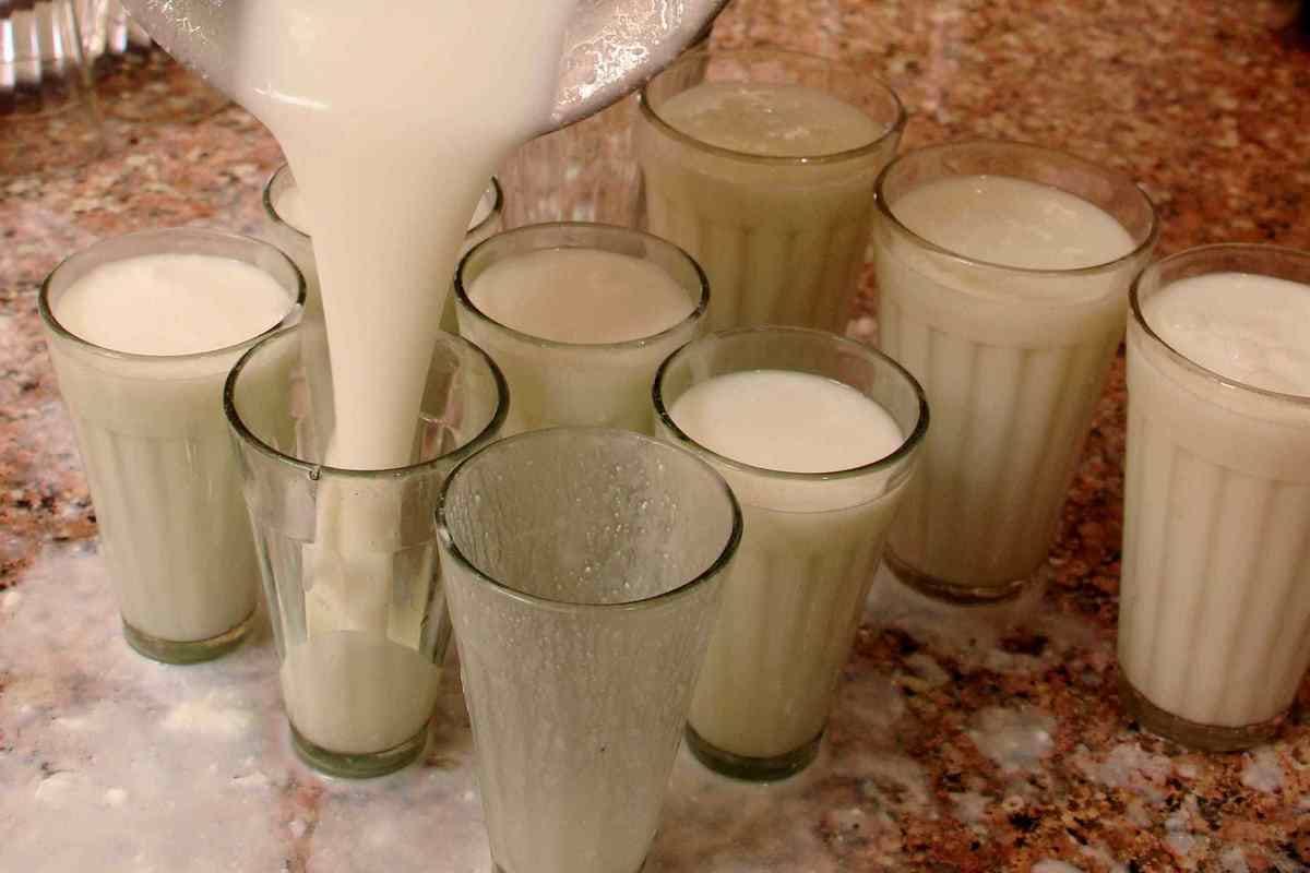 Famous lassi sell full year in this place at varanasi