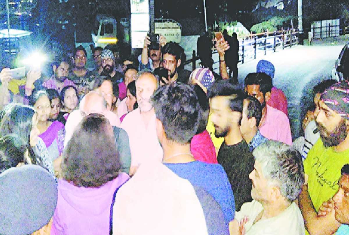 police beaten peoples rushing toward cm resident for water demand