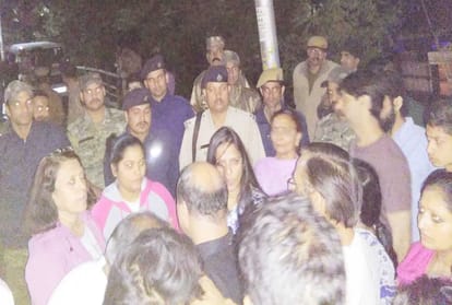 police beaten peoples rushing toward cm resident for water demand