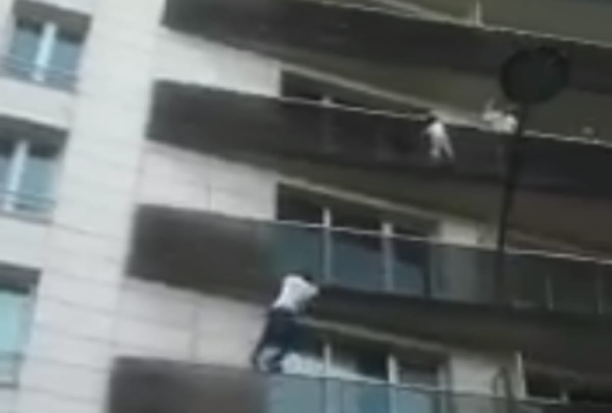 22 years old boy saved kids life like a Spiderman in France 