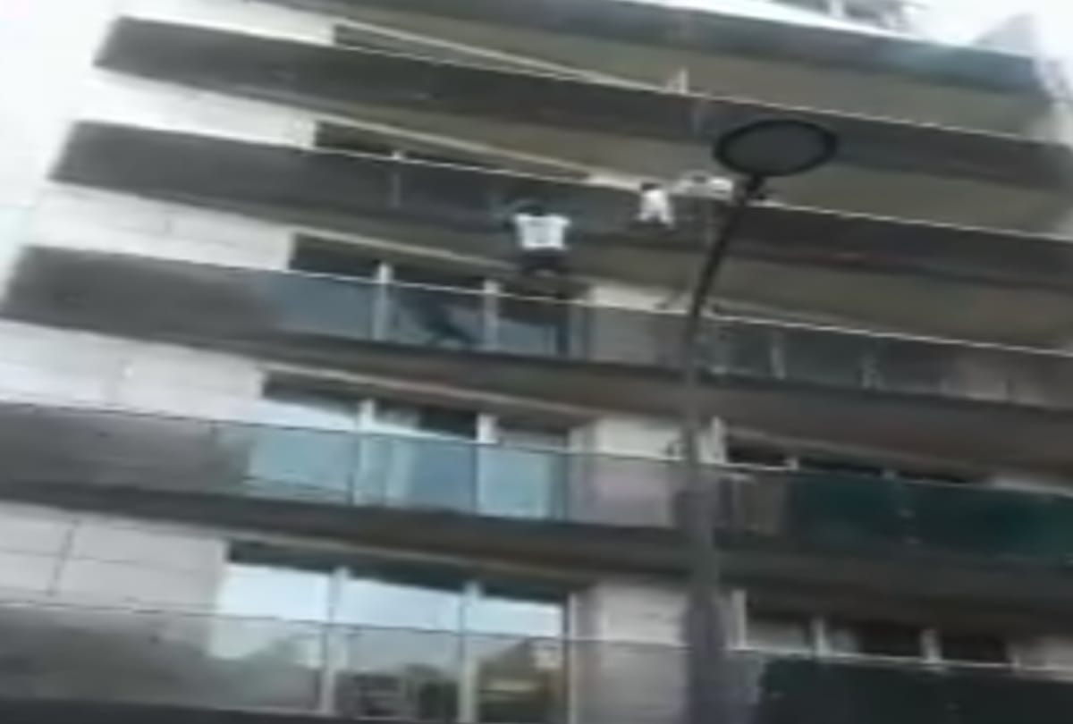 22 years old boy saved kids life like a Spiderman in France 
