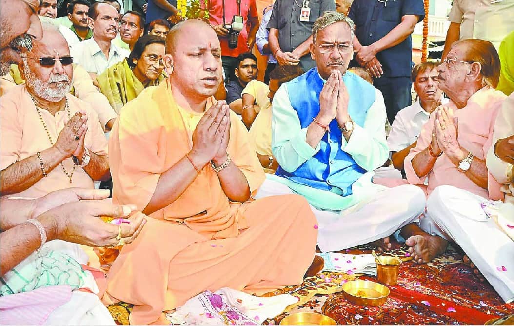 up cm yogi adityanath in haridwar baba ramdev not come on stage 
