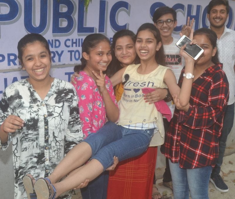 98.17 प्रतिशत रहा जनपद का परीक्षाफल