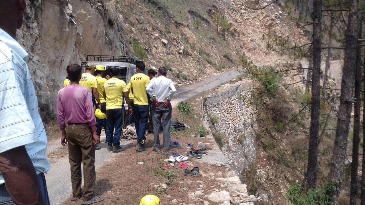 Car Accident in karnaprayag dead bodies rescue photos