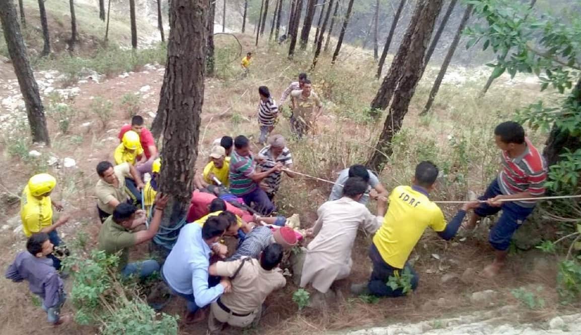 Car Accident in karnaprayag dead bodies rescue photos