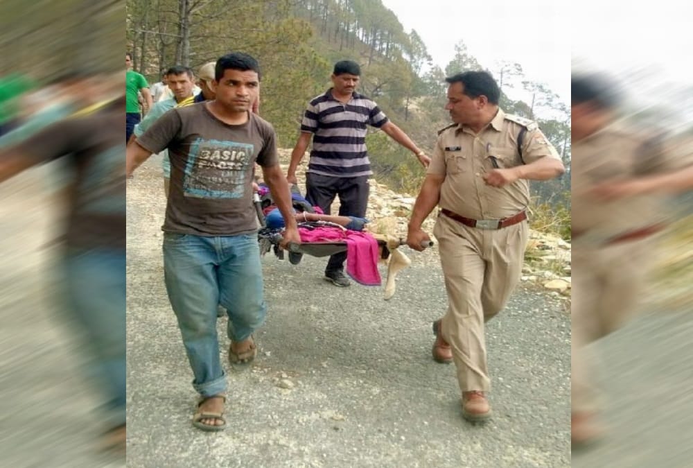 Car Accident in karnaprayag dead bodies rescue photos