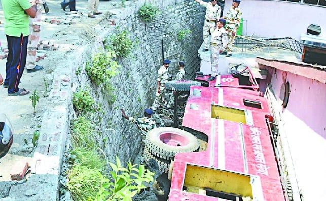 Fire brigade vehicle crashes in LRSah Road