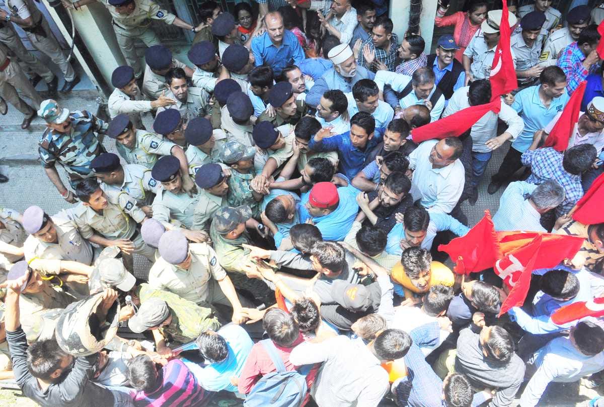 Marxist Communist Party protested at mc office shimla on water crisis issue