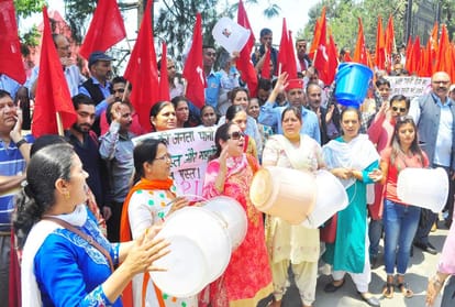 Marxist Communist Party protested at mc office shimla on water crisis issue