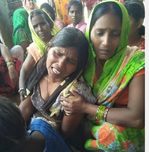 बेटी के प्रेमी को पेड़ में लटकाकर पीटा, मौत