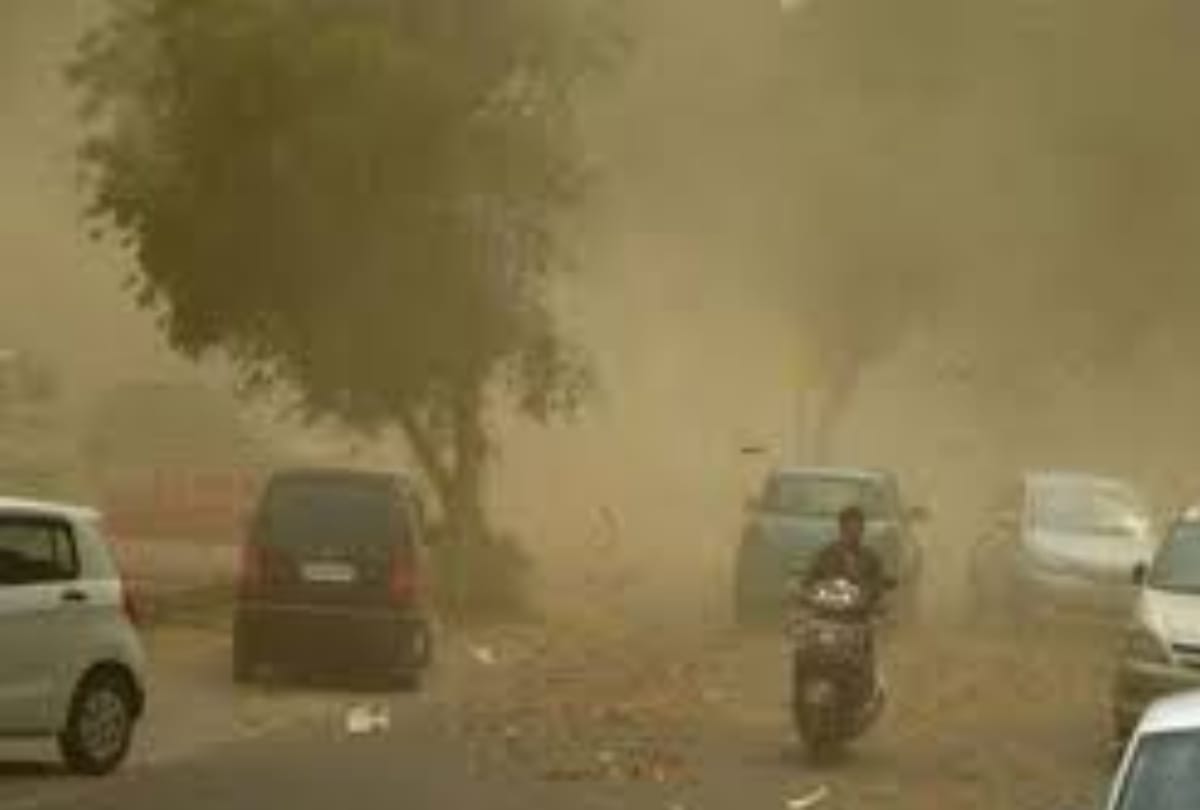 Dusty storm heavy wind in Delhi NCR after light has gone in delhi