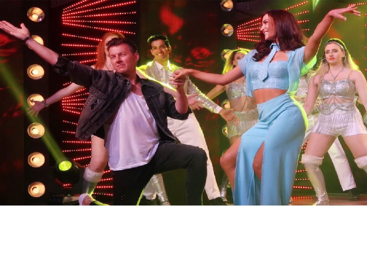 hardik pandyas girlfriend elli avram dances with brett lee and irfan pathan