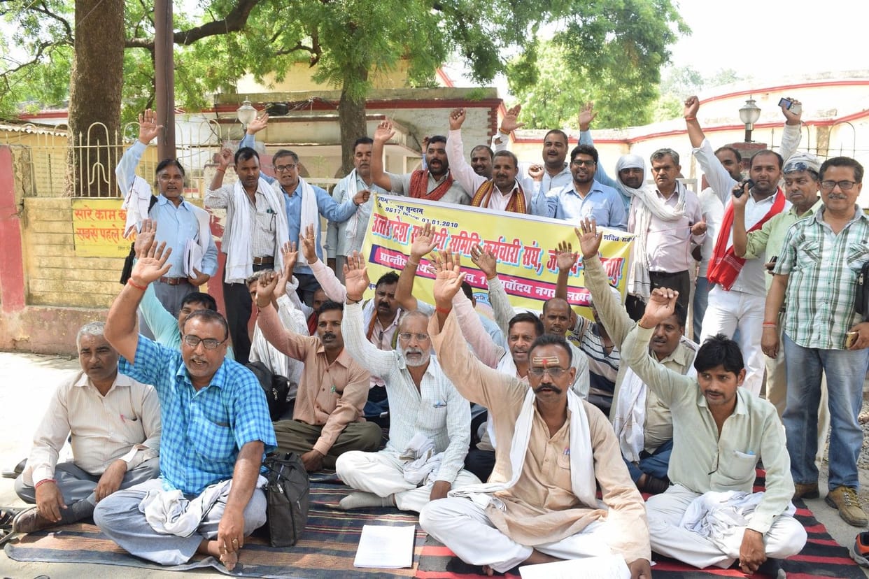 सचिवों का धरना