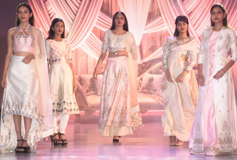 pics of fashion show in lucknow.