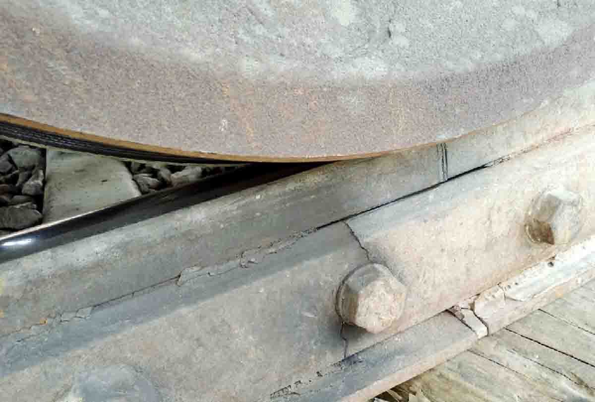 Trains running from Glide Joint Plate Broken 