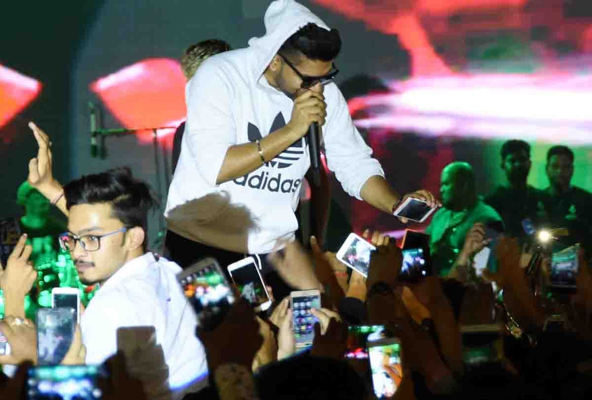 Singer Guru Randhawa in kanpur