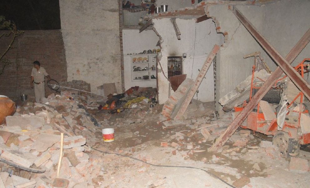 girl death in house roof collapse after cylinder blast