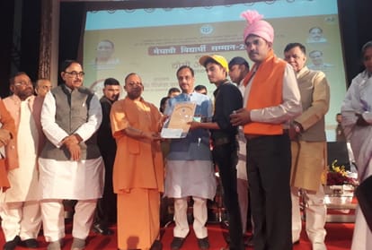 CM yogi honours the toppers of uttar pradesh 
