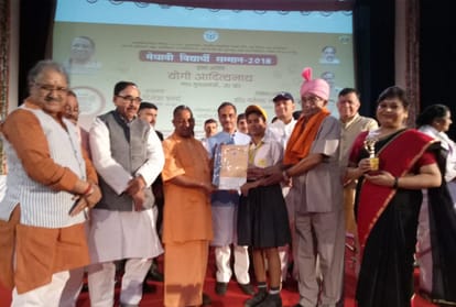CM yogi honours the toppers of uttar pradesh 