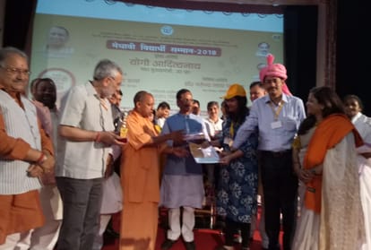 CM yogi honours the toppers of uttar pradesh 