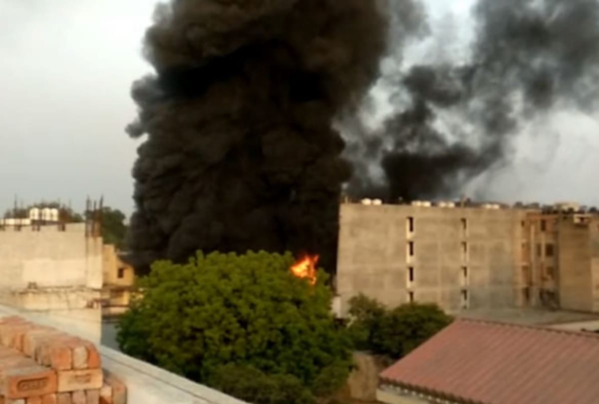 massive fire in south delhi Malviya Nagar factory delhi 