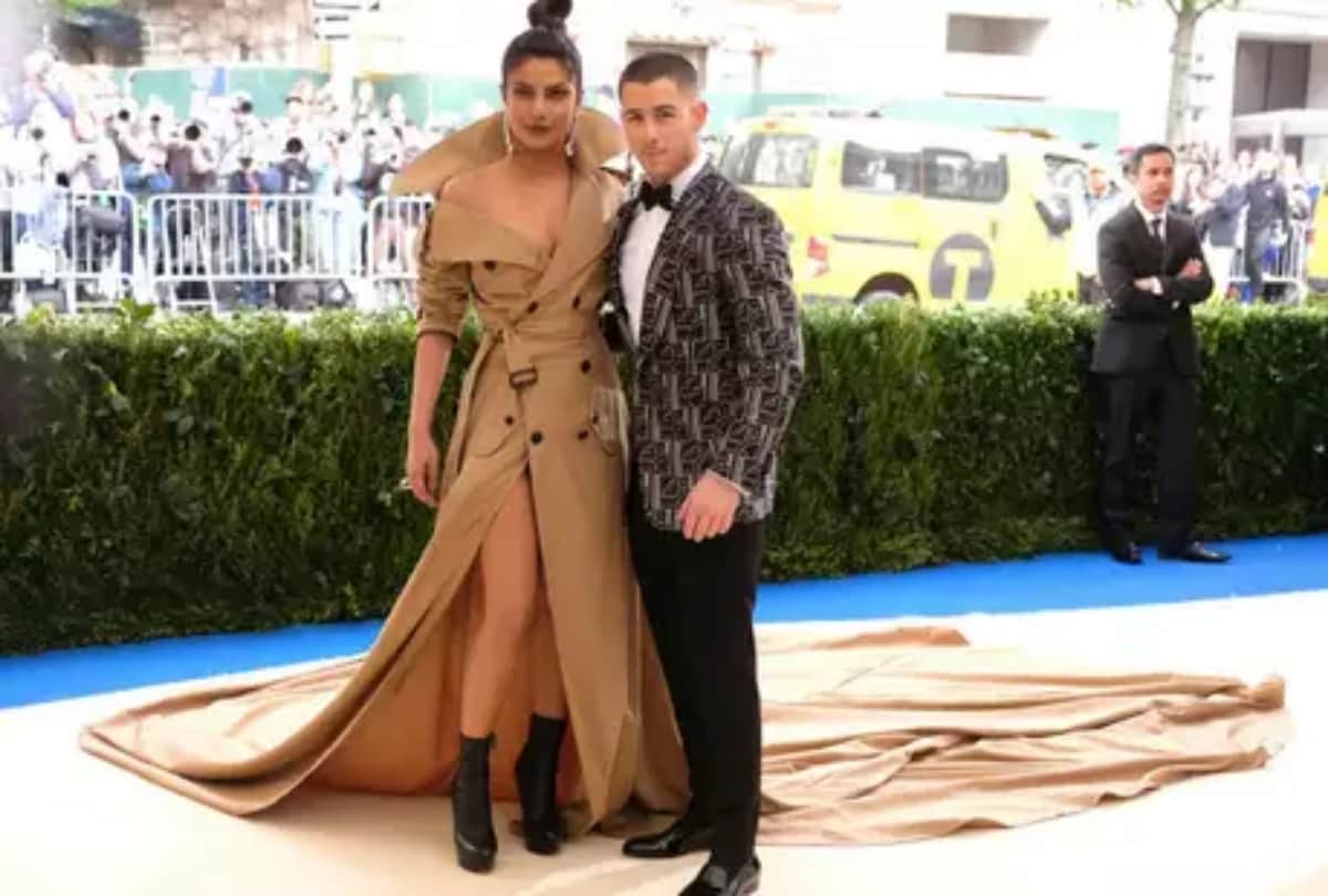 bollywood actress priyanka chopra was seen with singer boyfriend video viral 