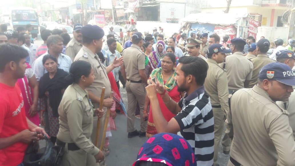 girl hang herself at police kotwali najibabad