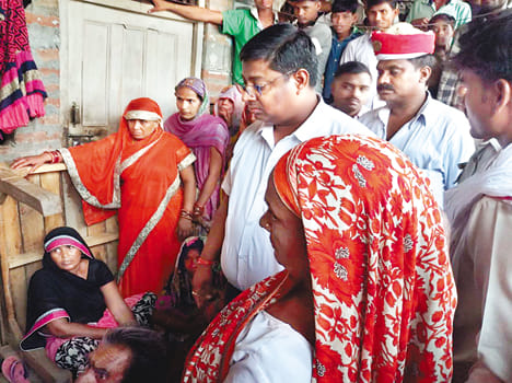 पीड़ित परिजनों के पास पहुंचे तहसीलदार बिल्हौर। 