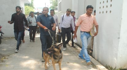UP: girl committed suicide in police station, Police officer shocked