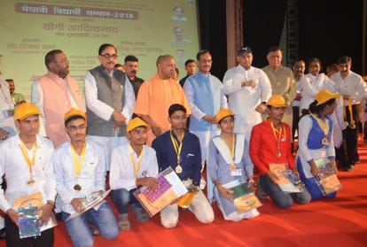 chief minister yogi adityanath honours uttar pradesh topper students.