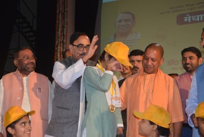 chief minister yogi adityanath honours uttar pradesh topper students.