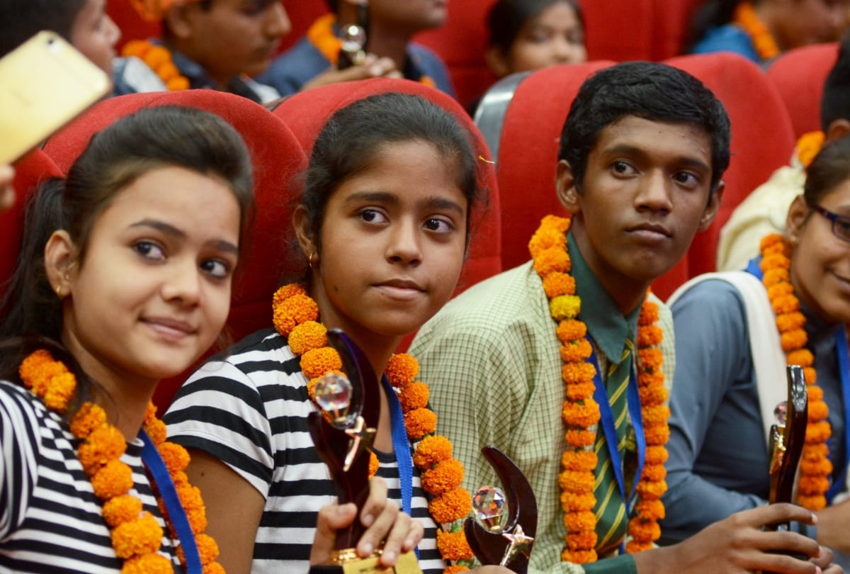 photos of amar ujala medhavi chhatra samman samaroh