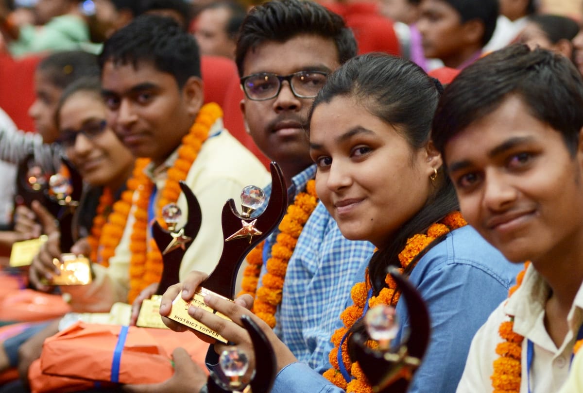 photos of amar ujala medhavi chhatra samman samaroh