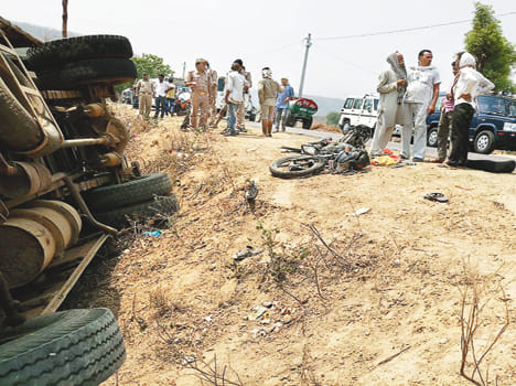 Bus recharged by passengers, injured 26