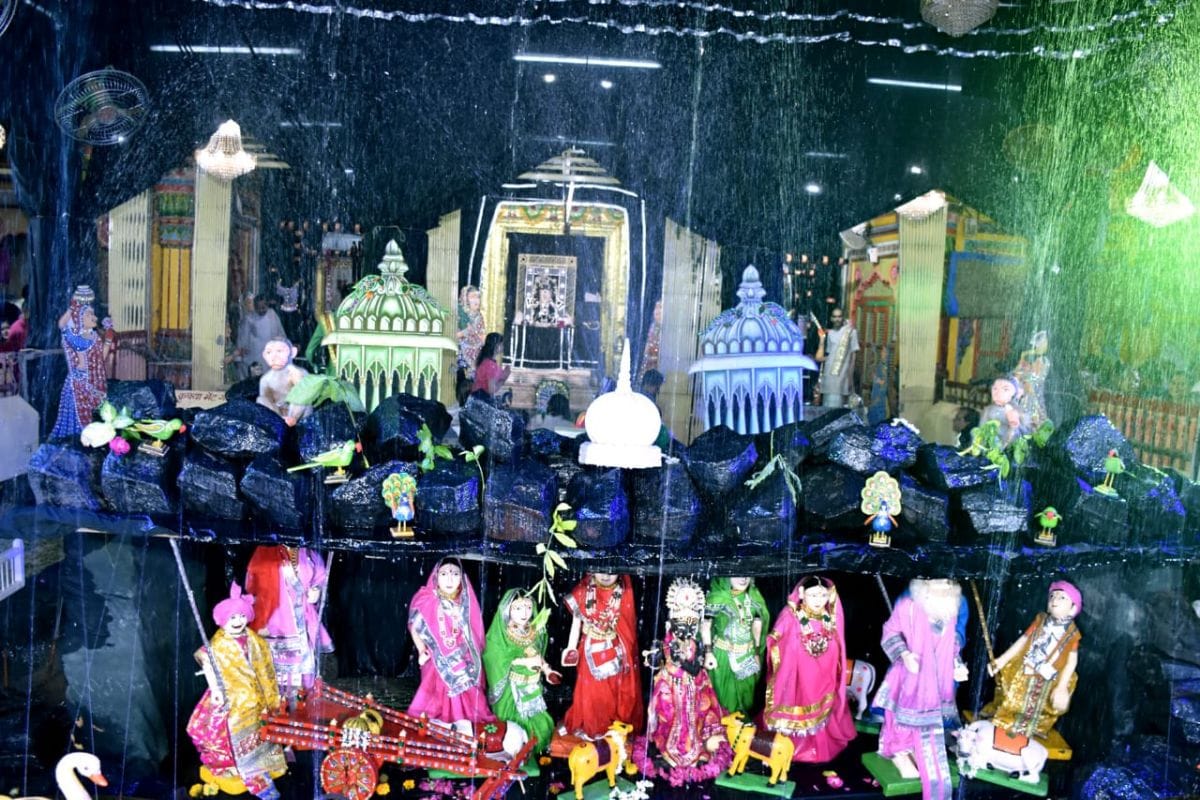 काली घटाओं के बीच विराजे ठाकुर  द्वारिकाधीश