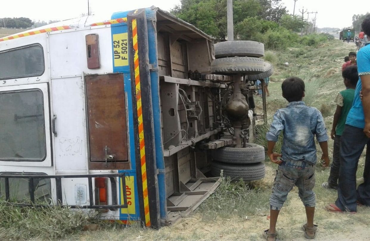 बेकाबू होकर बस पलटी, सात महिलाएं जख्मी